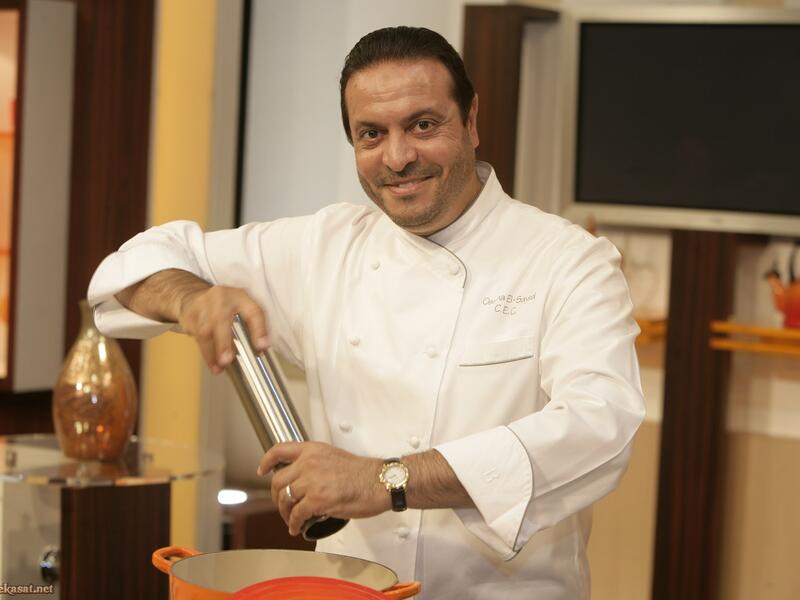 أسامة السيد: شيف مصري، درس في الولايات المتحدة الأمريكية وفرنسا فن الطهي، وعمل كرئيس طهاة في أشهر المطاعم الفرنسية ويقدم حاليا برنامج “مع أسامة أطيب” على تلفزيون دبي، ويعتبر أشهر شيف عربي على الساحة، حصل على العديد من الجوائز لمشاركته في مهرجانات الطهي .