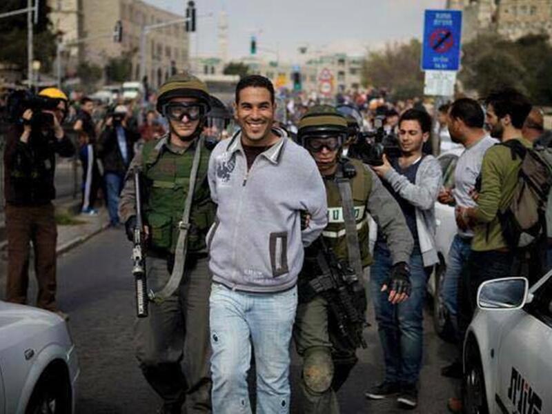 يبتسم من قلبه وكأنه ذاهب لإحدى الحفلات الصاخبة أو ينظر لمعشوقته.!