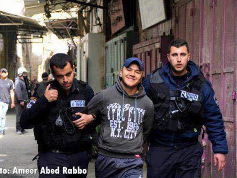 الغريب ان يكون الضعيف والمعتقل مبتسم والقوي والسجان تظهر على وجهه ملامح الخوف والتردد.