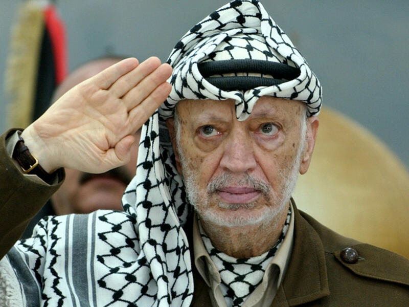 قال خبراء روس في الطب الشرعي الذين قاموا بفحص رفات الرئيس الفلسطيني الراحل ياسر عرفات إنه توفي لأسباب طبيعية،وليس جراء التسمم الإشعاعي كما تزعم أرملته الا إن الجانب الفلسطيني قال انه لم يستلم أي تقرير جديد من الجانب الروسي حول أسباب رحيل الرئيس عرفات