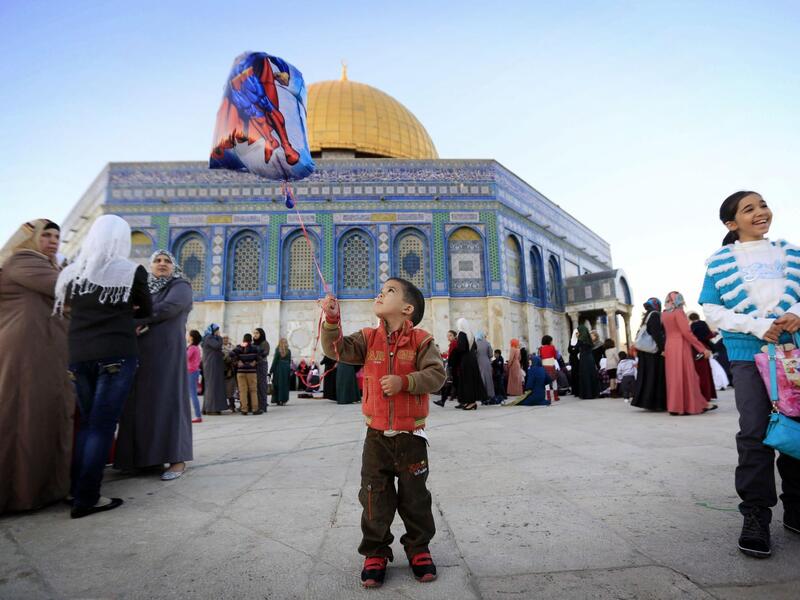 فلسطين يؤدي أهل فلسطين صلاة العيد في المسجد الأقصى على الرغم من منع المحتلين. وبعد الخروج من المساجد؛ يذهب العديد منهم إلى المقابر؛فيقرؤون القرآن على شهدائهم، ويوزعون المال والكعك عن أرواحهم. وتستعد النسوة بعمل الحلويات الشعبية مثل المعمول، وحلي سنونك واليحميك
