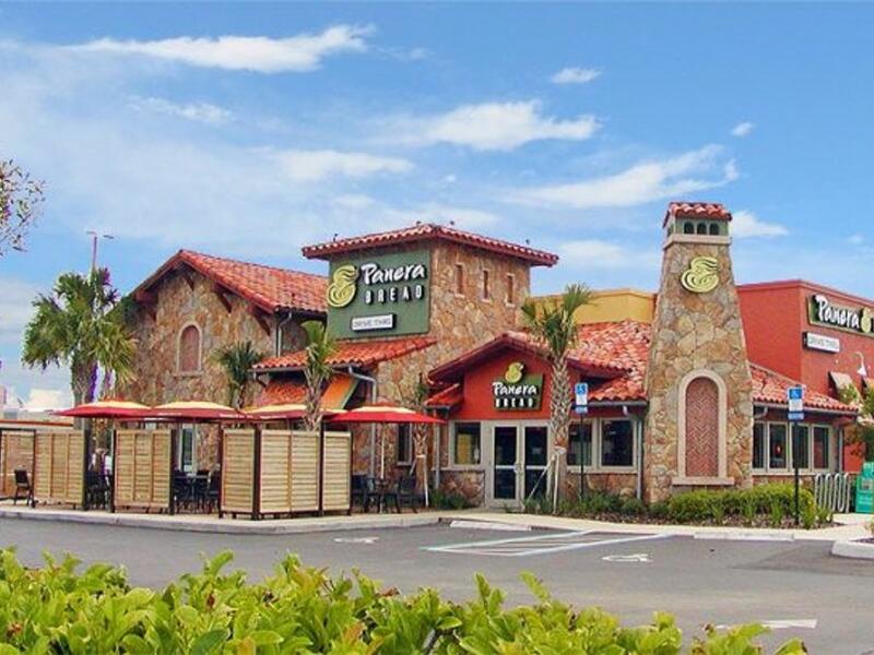 Panera” "هو منتج الخبز، حيث Pan هو خبز بانيرا في اللغة الإسبانية تعني الخبز، و “era” تعني العمر.  وعند جمع الكلمتين، يُصبح معناها “عمر الخبز the age o bread”.