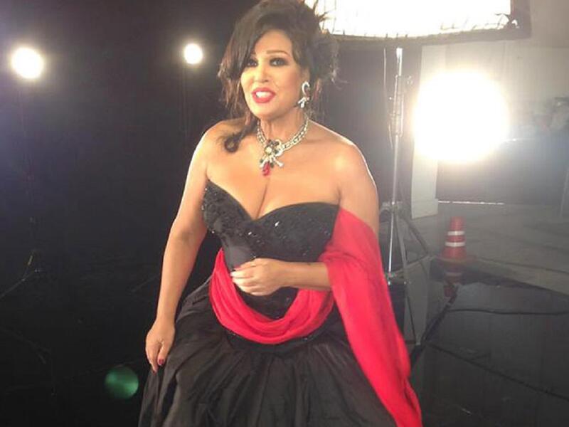 أدانت الفنانة فيفي عبده، الهجمات الإرهابية التي ضربت العاصمة الفرنسية باريس، وأسفرت عن وقوع قتلى وجرحى. وكتبت فيفي عبده، عبر حسابها الشخصي على موقع تبادل الصور "إنستجرام": "حسبي الله ونعم الوكيل في قتل الأبرياء".