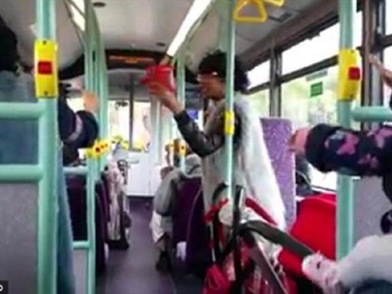 أطلقت امرأة سيلا من العبارات العنصرية المؤذية نحو امرأتين محجبتين على متن حافلة بـ لندن .وصفت المرأة المحجبتين بأنهما أكياس من الرمل وكلبات داعش، وبدأ الشجار عندما كانت المرأتان تتحدثان لغة بلدهما الأصلي، فبادرت المرأة المعتدية بسبهما.