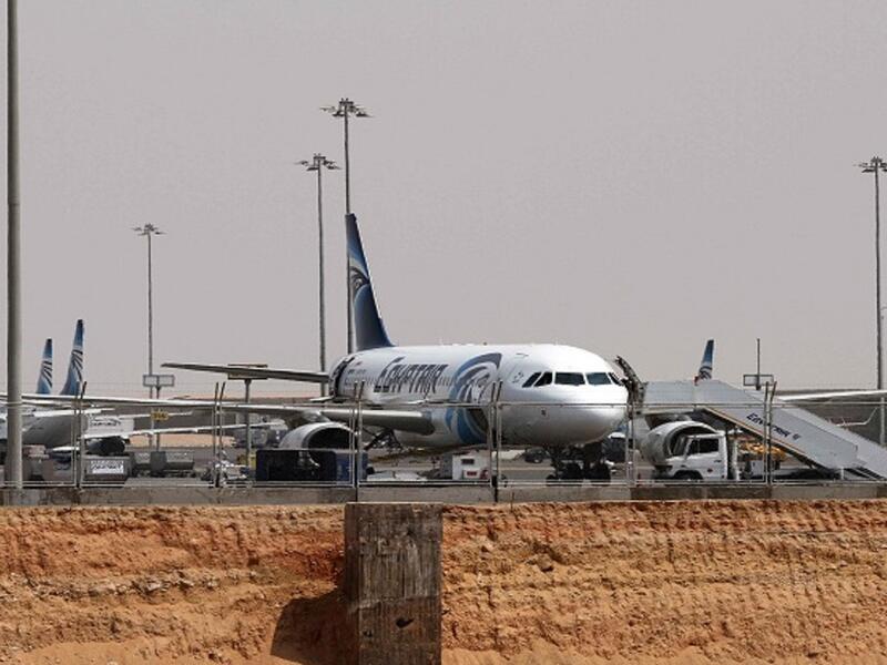 بدافع الحب لرؤية طليقته: بحزام من القطن مصنوع بدقةٍ وحرفية أوهم المصري سيف الدين مصطفى قائد طائرة مصر للطيران المتجهة من الإسكندرية إلى القاهرة الجميع بأنه يرتدي حزاماً ناسفاً ما دفع الكابتن إلى الانصياع لأوامر المختطف بتغيير مسار الطائرة والتوجه إلى قبرص