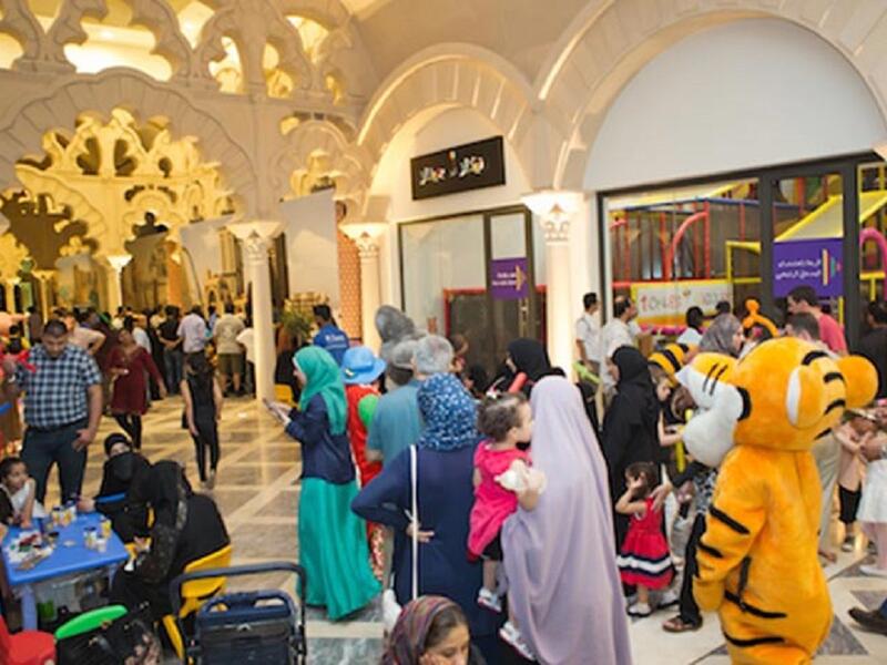 قطر تزين الشوارع والمحلات التجارية بالأضواء والزينة، وتقام المهرجانات الخاصة بالعيد، ويحرص رب الأسرة على اصطحاب أبنائه لأداء صلاة العيد، بعدها يبدأ في تبادل التهاني، وتعود النساء إلى بيوتهن، حتى يتم الإعداد لاستقبال الأهل والضيوف.