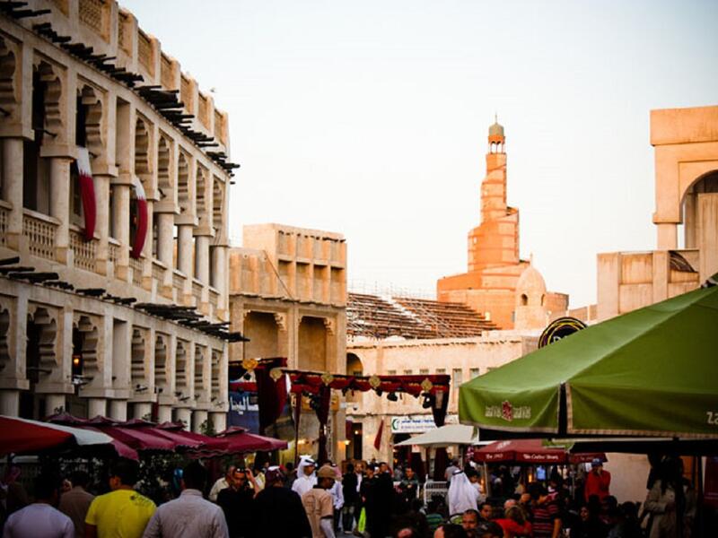 "قطر" تنص المادة 267 على تجريم الأكل في نهار رمضان،وتعاقب المخالف بالحبس لمدة لا تتجاوز ثلاثة أشهر، وبغرامة لا تزيد عن ثلاثة آلاف ريال (824$)،أو بإحدى هاتين العقوبتين.ولا يفرق القانون القطري بين المسلم وغيره إذ تقبض دوريات الشرطة على كل مَن يأكل في نهار رمضان.