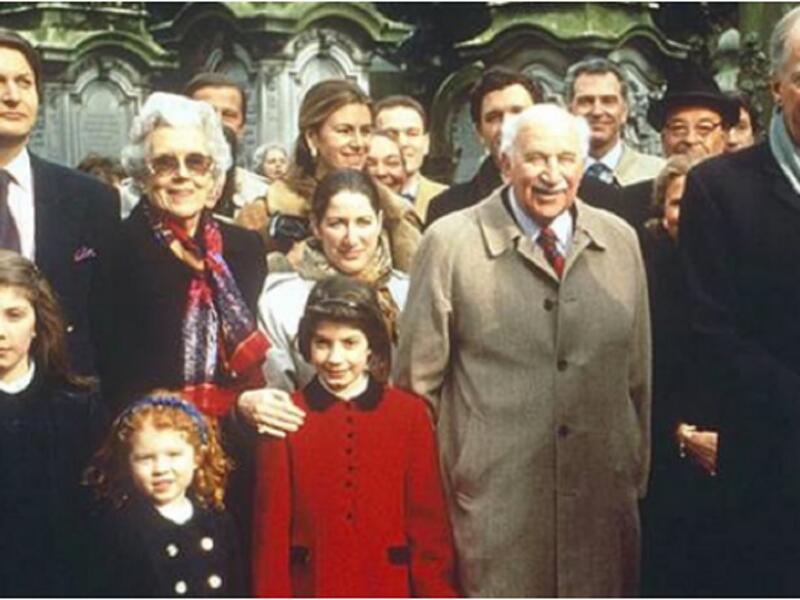 "عائلة روتشيلد: 700 تريليون دولار"حيث قامت ثروة العائلة على يد تاجر العملات القديمة ماغيراشيل روتشيلد. وقيل ان هذه العائلة الأكثر ثراء في العالم، وان الحروب استثماراً بالنسبة لها، وتعتمد على ديونها للدول، ولها دور مثير للجدل عبر التاريخ في السياسة والحروب.