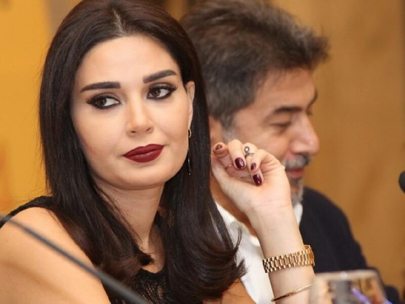 وكتبت النجمة اللبنانية سيرين عبد النور: حلب ظلمة حلب ما إلنا غير نضوّي شمعة إنسانيتنا ونصلّي… بيكفي تكون إنسان لتحس بوجع الناس #حلب_بالقلب #حلب_تحترق
