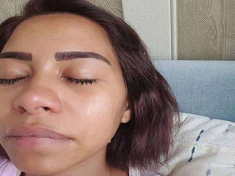 نشرت المطربة شيرين عبد الوهاب صورتها وهي تبكي مطالبة جمهورها بالوقوف إلى جوراها، وشكلت هذه الصورة صدمة لجمهورها لتسارع شيرين الى حذف الصورة.