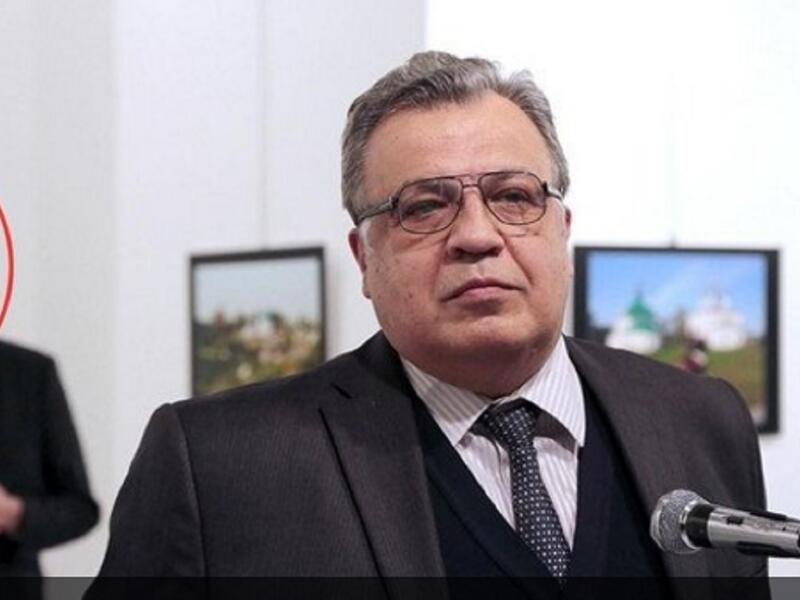 أما ملتقط صور القاتل برهان أوزبيليسي، الذي يعمل لصالح وكالة "أسوشييتد برس"،  الذي قرر توثيق الحدث قال: "الرجل كان مضطربًا، وراح يدور حول جثة السفير الملقاة أرضًا، ممزقًا بعض الصور المعلقة"