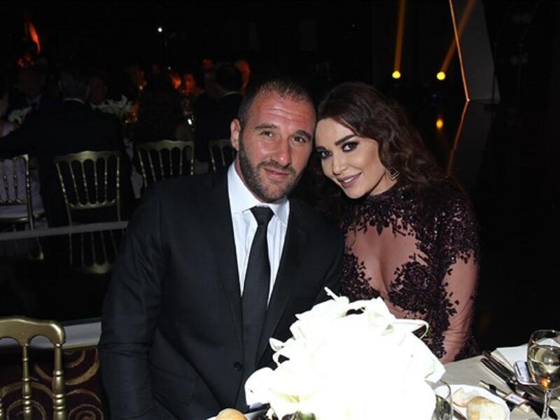 المطربة اللبنانية سيرين عبدالنور / جائزة أفضل أغنية مصورة  وهي "بحبك يا مهذب"، وتداول رواد مواقع التواصل الاجتماعي صورة للفنانة العالمية جنيفر لوبيز، التي ارتدت نفس اللباس الذي أطلت به عبدالنور.
