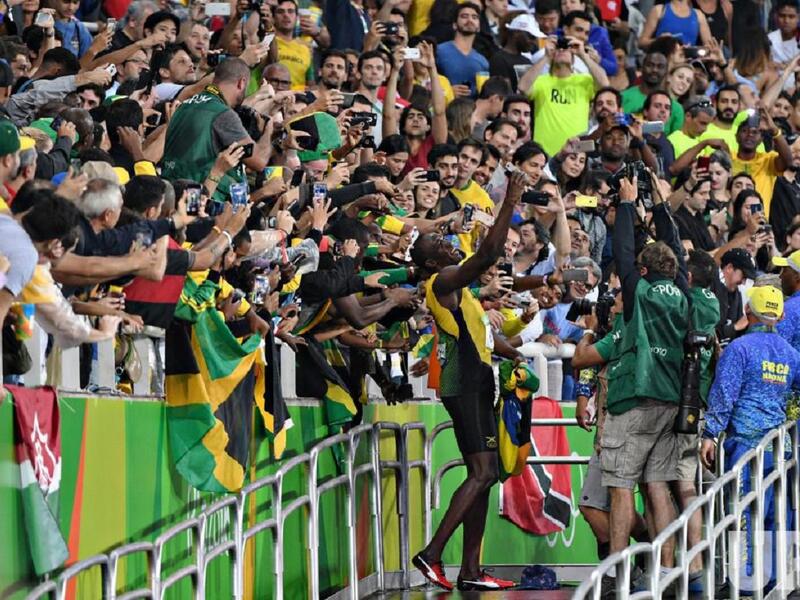 سيلفي أوسين بولت
التقط العداء الجامايكي أوسين بولت صورة سيلفي مميزة مع المشجعين، عقب حصوله على الميدالية الذهبية في سباق 200 متر رجال، بأولمبياد ريو دي جانيرو.