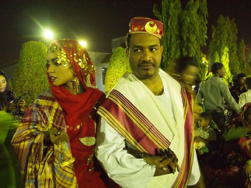 السودان:
يجلد العريس بالسوط في حفل الزفاف، او يقوم بجلد أصدقائه ليثبت قدراته البدنية، ويدوس العريس على قدم العروس عند الانتقال إلى بيت الزوجية، إشارة إلى سيطرته عليها.