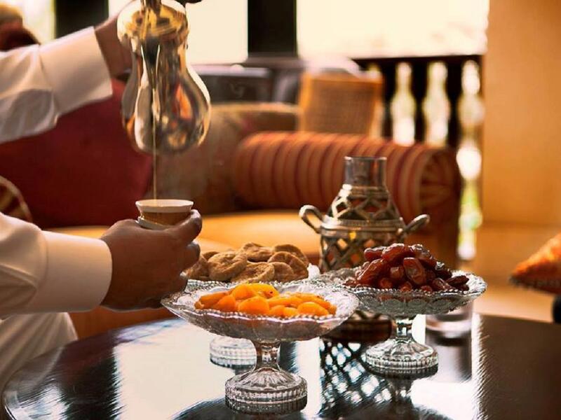 "السعودية" تلاحق هيئة الأمر بالمعروف والنهي عن المنكر المفطرين في رمضان، وتتلقى المحاكم كل رمضان عشرات القضايا ويحكم فيها القاضي بناءً على اجتهاده. وتصل العقوبة عادة إلى السجن والجلد، إضافة إلى عقوبة الإبعاد من السعودية إذا كان الفاعل أجنبياً.