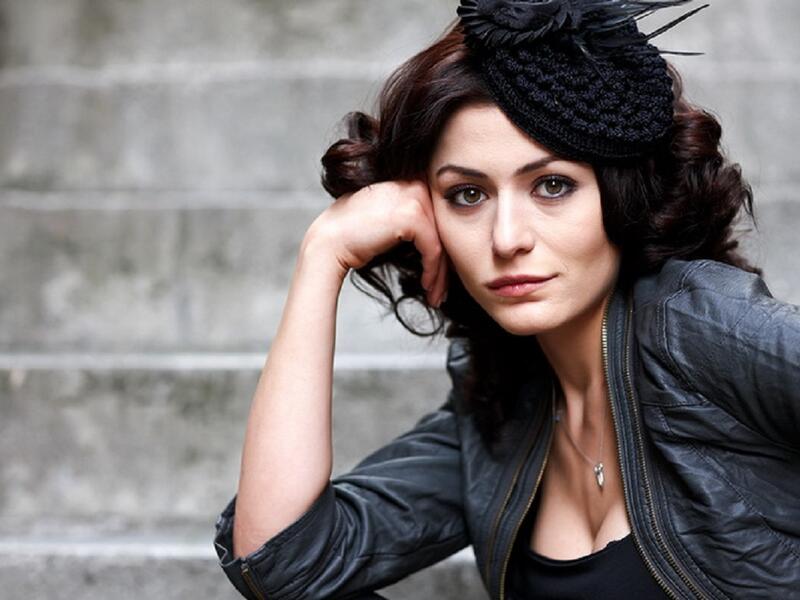 دنيز جيكر (34 عاما) عرفت الممثلة التركية الحسناء بدور فتون، الزوجة اللعوب في مسلسل الأوراق المتساقطة. درست جيكر المسرح وعملت كمذيعة تلفزيونية قبل نجاحها كممثلة.