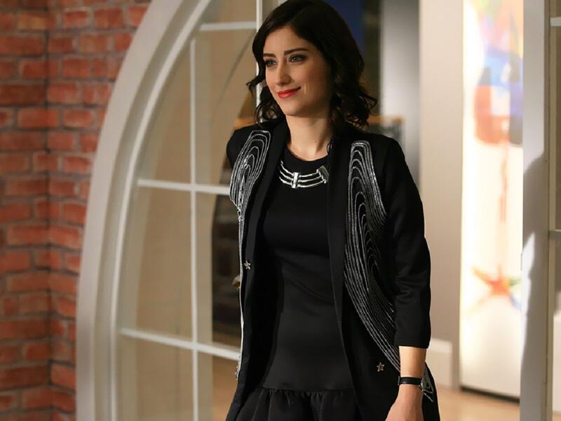 هازال كايا (26)أو ليلى هازال كايا كما هو مكتوب في الوثائق الرسمية، ولدت في مدينة عنتاب ذات الأغلبية العربية، وكان أول دور لها 2007 في مسلسل “الحلم الضائع”، لكنها اشتهرت عام 2008 من خلال تقمص شخصية “نهال” في مسلسل “العشق الممنوع”.