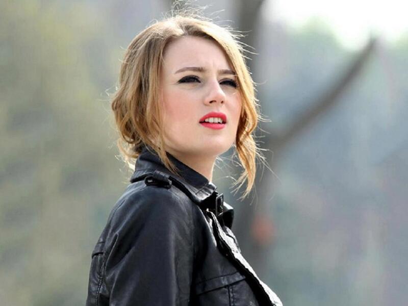 جيزام كراجا (23 عاما) نجحت في لعب أدوار هامة في الدراما التركية رغم صغر سنها بسبب مشاركتها في مسابقة ملكة جمال تركيا.