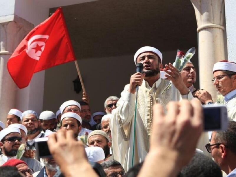 "تونس" لا توجد قوانين تجرّم الإفطار العلني في رمضان. لكن أغلب المقاهي والمطاعم تقفل في النهار، ويفتح القليل منها أبوابه لاستقبال المفطرين. لكن يمكن للسلطات أن تتخذ إجراءت قانونية ضد المفطرين علناً بتهمة "الإخلال بالآداب العامة".