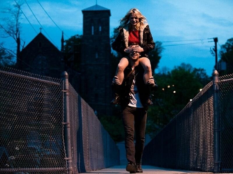 Blue valentine: 
فتاة طموحة تعاني من التفكك الأسري، تضطر للزواج من شاب عديم الطموح بعد أن يظهر حملها، لتبدأ مشاكلها معه في البحث عن الوظيفة.