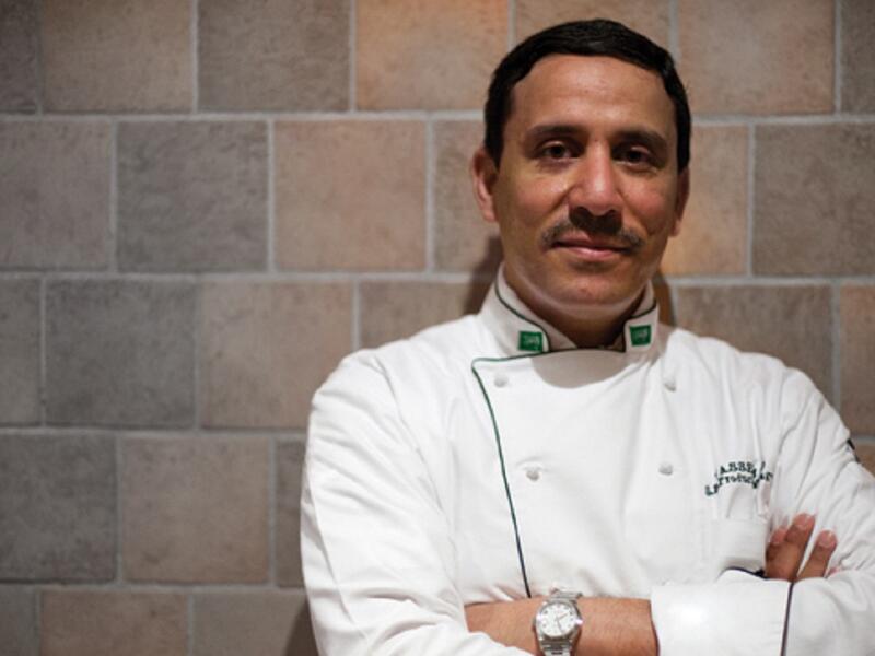 ياسر جاد: شيف سعودي ، درس فن الطهي وحصل على الماجستير من جامعة الملك عبد العزيز ، ودرس في معهد لا كوردون بلو في فرنسا ، وهو مدير تطوير المتنجات والشيف التنفيذي في الخطوط الجوية السعودية. 