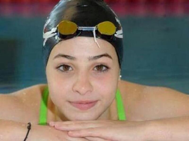 بعد أن أنقذت الشابة السورية يسرى مارديني البالغة من العمر 18 عاماً نفسها وشقيقتها ولاجئين آخرين من الغرق في البحر المتوسط وبعد وصولها إلى ألمانيا وحصولها على اللجوء في برلين أصبحت بطلة السباحة السورية قريبة من المشاركة في الألعاب الأولمبية بالبرازيل.
