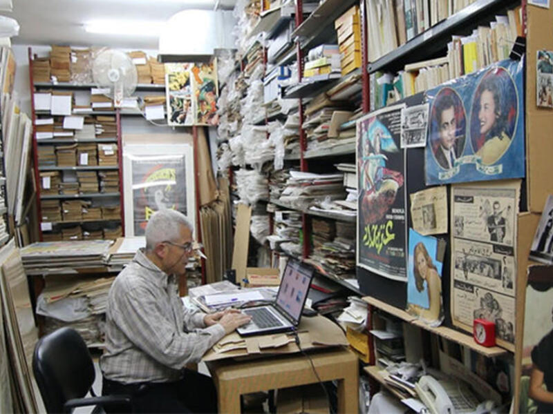 أبو جودة يجلس في مكتبه في شارع الحمراء في بيروت.