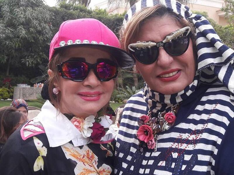 بعد أن نشرت الفنانة سهير رمزي صورة تجمعها بالفنانة المعتزلة شهيرة على إنستغرام جاءتها مئات التعليقات المشتعلة بسبب النظارة التي ترتديها البعض سخر من النظارة بسبب التمساحين الموجودين عليها، والبعض الآخر أبدى اعجابه باختيار سهير لتلك النظارة الغريبة.