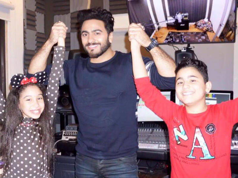 وفى تامر حسني بوعوده لأعضاء فريقه ببرنامج “ذا فويس كيدز” وسجل معهم أغنية مشتركة في الأستوديو.ونشر النجم المصري عبر صفحته الرسمية على الفايسبوك صوراً مع أعضاء فريقه وهم يسجلون الأغنية وعلق: “كواليس تسجيل تامر حسني وفريقه أغنيتهم الجديدة”.