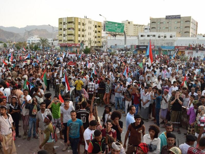 Yemeni protesters take part in a demonstration to commemorate the anniversary of independence from British colonial rule and demand the secession of their formerly independent region, in the southern city of Aden, on Oct. 14, 2015. (AFP/Saleh al-Obeidi)