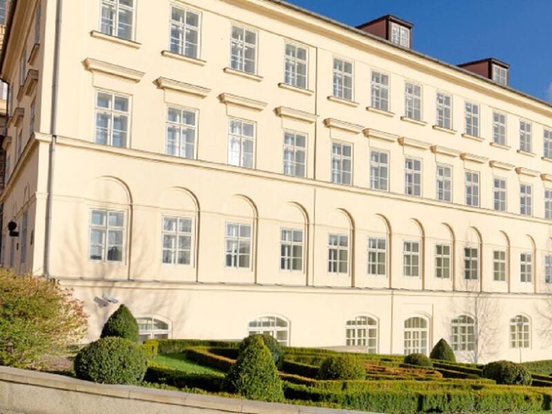 Bohemia سبا في فندق فور سيزونز براغ (براغ، جمهورية التشيك)، يقع في مبنى تاريخي كلاسيكي حديث وهو يقدم علاجات مستوحاة من العلاجات التشيكية والمجرية التقليدية.