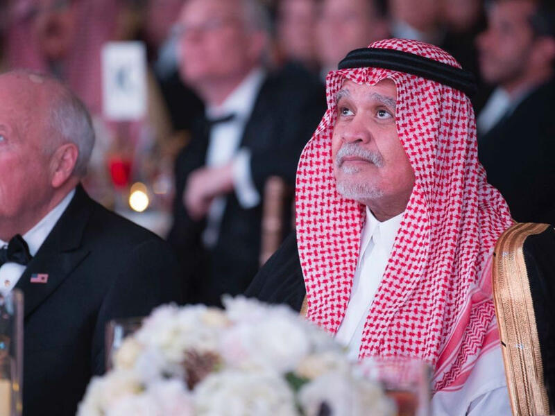 ولدت في الرياض عام 1975، وانتقلت إلى الولايات المتحدة مع والدها الأمير بندر بن سلطان بن عبد العزيز سفير المملكة بواشنطن لمدة 22 عامًا (1983-2005).