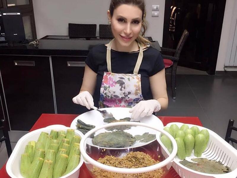 كشفت يارا عن مهارتها في الطهي حيث نشرت عبر حسابها على أحد مواقع التواصل: “ع بالي اطبخ اليوم شي نفسي فيه من أسبوع قولكم شو رح اطبخ؟! يلّي بيعرف بياكل من إيديّي” وبعد ساعات نشرت صورة وهي تحضر “الكوسا المحشي وورق العنب”.