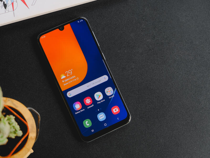 The 8 Best Smartphones for $300 or Less in 2022
