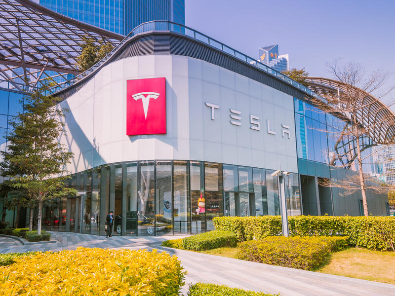US Opens Safety Investigation Into Tesla Autopilot Over Emergency Vehicle Crashes