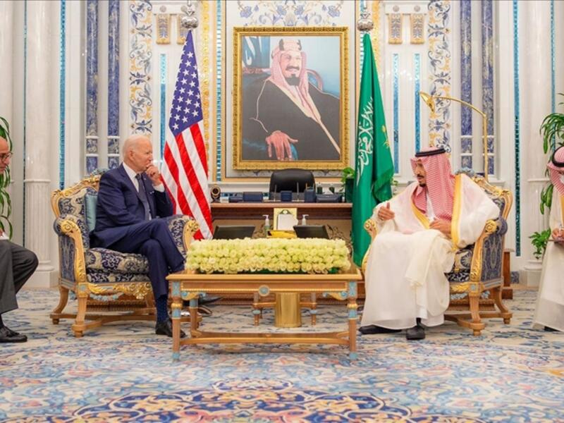 الملك سلمان خلال استقباله بايدن بعيد وصوله الى السعودية الجمعة