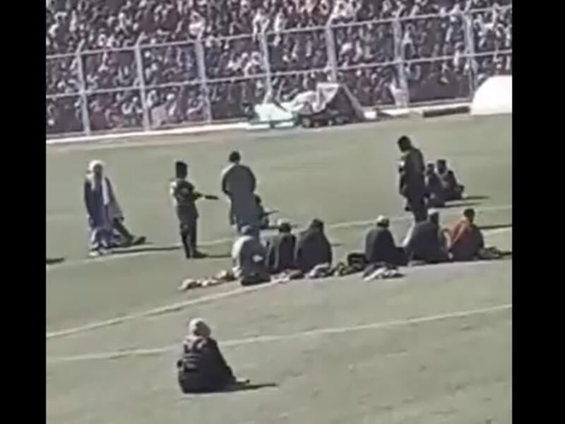 طالبان تجلد بالسياط تسعة رجال امام حشد في ملعب رياضي (فيديو)