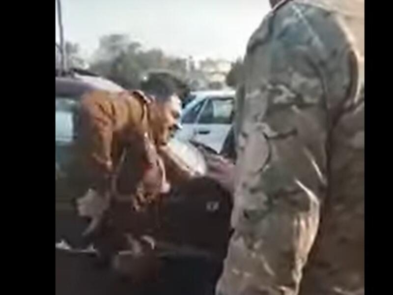 ضابط أمن عراقي يستل مسدسه خلال شجار مع مواطن بالشارع