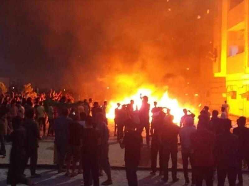 محتجون يقتحمون مقر مجلس النواب الليبي بطبرق ويضرمون فيه النار