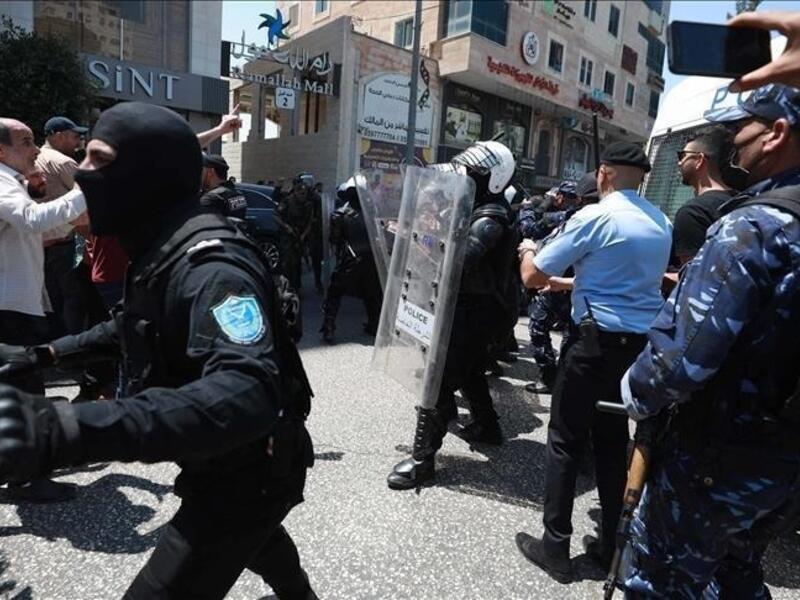 توقيف محتجين على مقتل نزار بنات