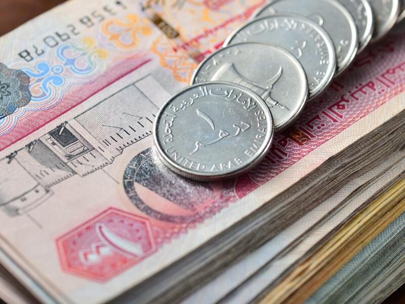 البنك المركزي الإماراتي ينفي أن تكون الأوراق النقدية تنقل «كورونا» بشكل أكثر من غيرها
