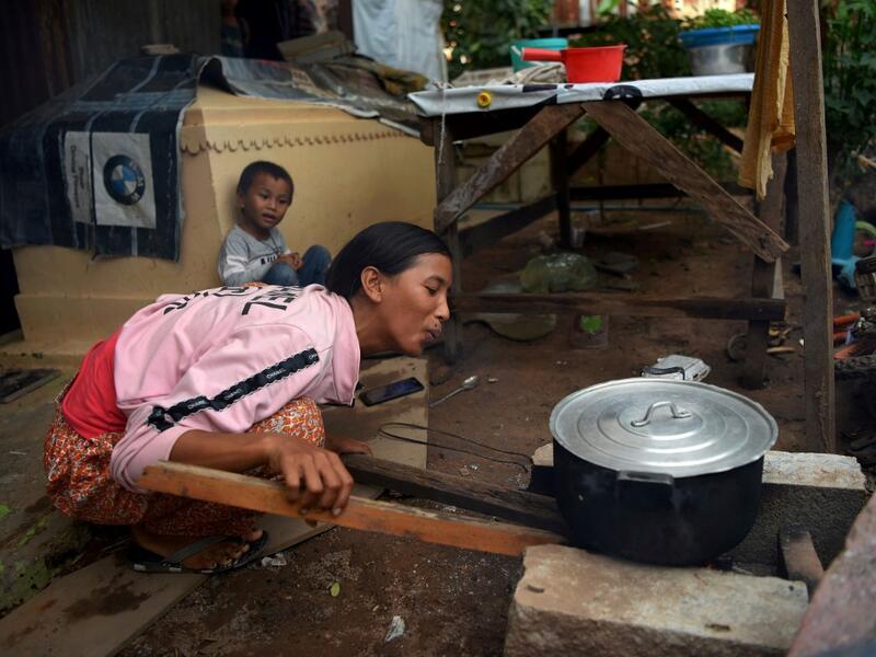  Graveyards may traditionally be the eternal resting place for the dead, but one cemetery in Phnom Penh is increasingly becoming a place to stay for the living as land disputes plague the nation’s poor.  TANG CHHIN Sothy / AFP