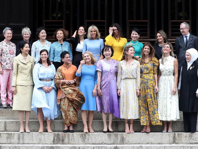 Japan's Prime Minister Shinzo Abe's wife Akie Abe (front C) poses with partners of the G20 leaders for a family photo during the G20 partners' programme at Tofuku-ji Temple in Kyoto on June 28, 2019.  DU Xiaoyi / POOL / AFP