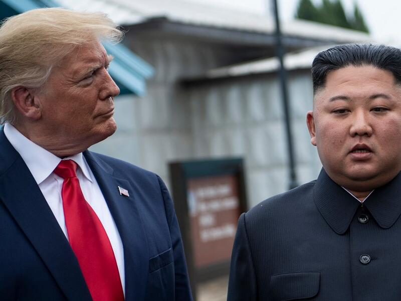 US President Donald Trump and North Korea's leader Kim Jong-un talk before a meeting in the Demilitarized Zone (DMZ) on June 30, 2019, in Panmunjom, Korea.  Brendan Smialowski / AFP