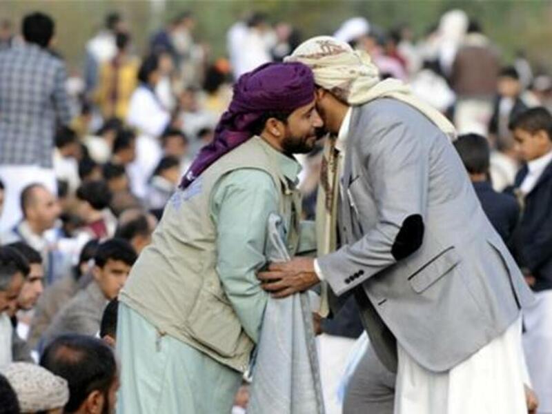 اليمن: يقبل اليمنيون على بعضهم البعض فيتصافحون، وتختلف طرق المصافحة من منطقة الى أخرى لكن معظم اليمنيين يتصافحون بالأيدي ويلامسون بوجوه بعضهم.