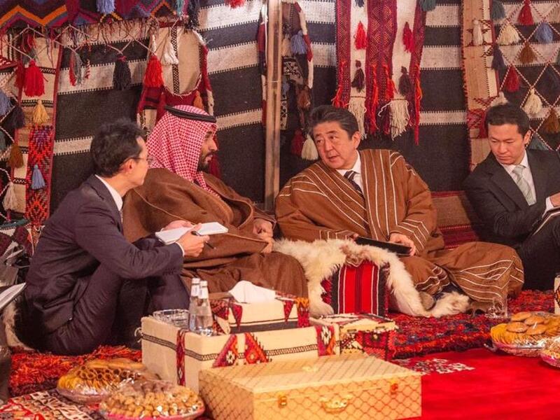 حرص رئيس الوزراء الياباني "شينزو آبي" خلال زيارته الشهر الماضي الى منطقة العلا في المملكة العربية السعودية على ارتداء "الفروة الشتوية" بإطلالة نالت اهتمام المواقع الاخبارية حول العالم.