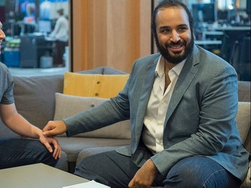 عادة ما نشاهد ولي العهد السعودي الأمير محمد بن سلمان يرتدي الزي السعودي التقليدي، الّا أن الأمير الشاب قرر الظهور بالجينز والقميص العادي خلال زيارته لمقر فيسبوك قبل سنوات.