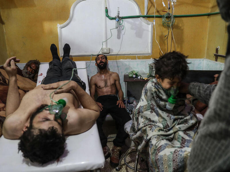 ضحايا لهجوم كيمياوي في غوطة دمشق الشرقية وهم يتلقون العلاج، للمصوّر محمد بدرا والذي يعمل لدى وكالة بريسفوتو الأوروبية، التقطها في شباط / فبراير 2018 عقب هجوم مزعوم بالمواد الكيمياوية تعرضت له بلدة الشيفونية في غوطة دمشق الشرقية في سوريا.
