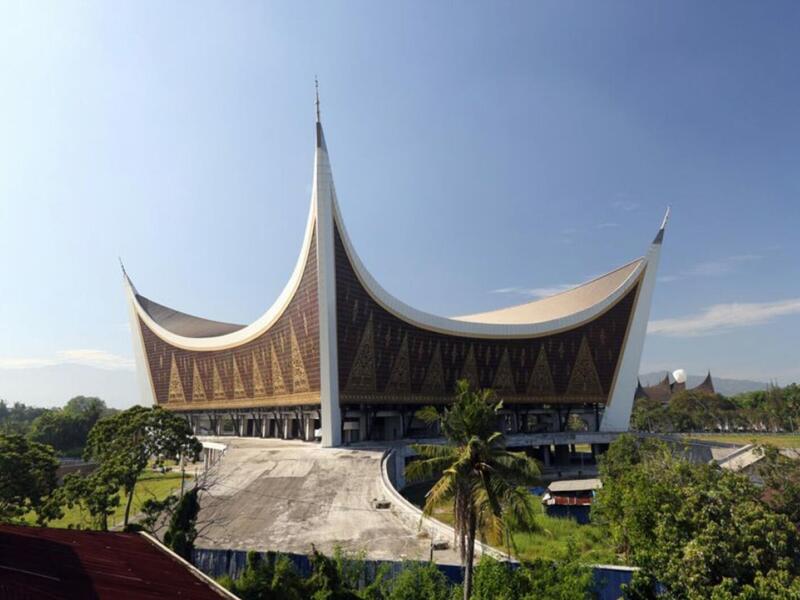 مسجد غرب صومطرة الكبير  الموقع: بادنغ-اندونيسيا المعماري: Urbane Indonesia’s المساحة: 4430 م2 عدد المصلين: 2000