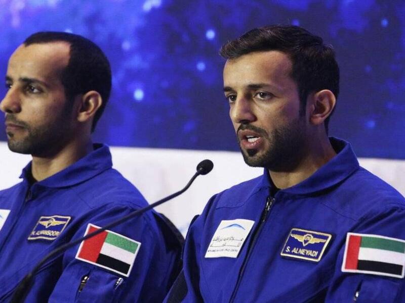يلقي الفيلم الضوء على حياة هزاع المنصوري وسلطان النيادي ويتعرف المشاهد على أحلام طفولة أول رائدي فضاء إماراتيين وطموحاتهما في استكشاف الفضاء كما يتتبع مراحل إرسال أول رائد فضاء إماراتي وعربي إلى محطة الفضاء الدولية.